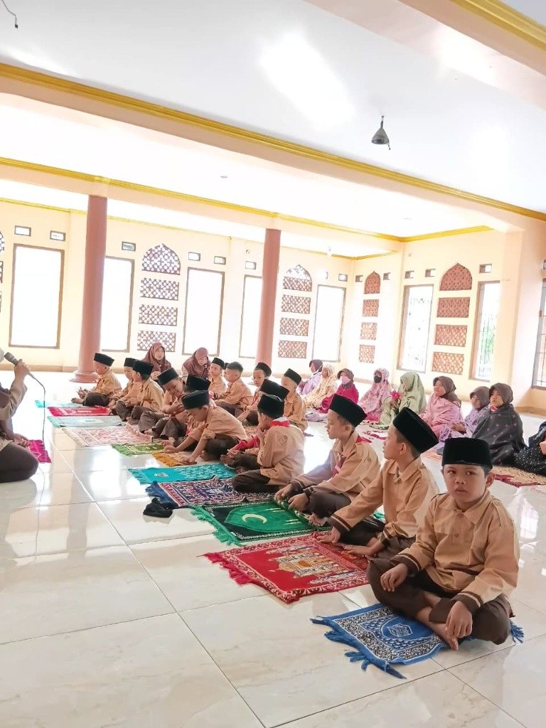 Santri MI Plus Al - Umariyah tertib di musala menyimak pembiasaan adab dan zikir