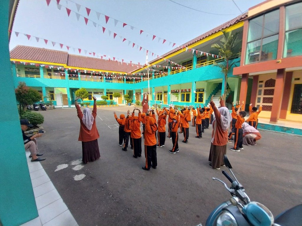 Santri MI Plus Al - Umariyah mengikuti senam pagi bersama di halaman sekolah